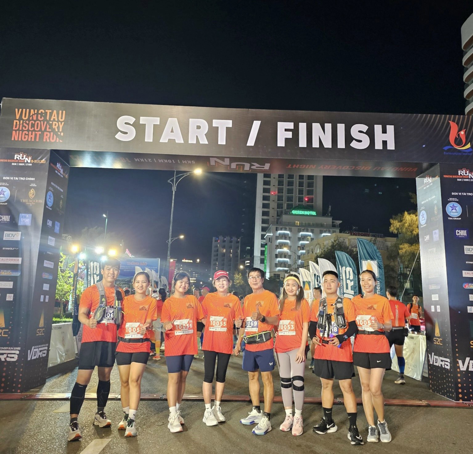 8 thành viên trong gia đình ông Phù Phi Thanh cùng tham gia  giải “Vungtau Discovery Night run” tổ chức tại TP.Vũng Tàu.