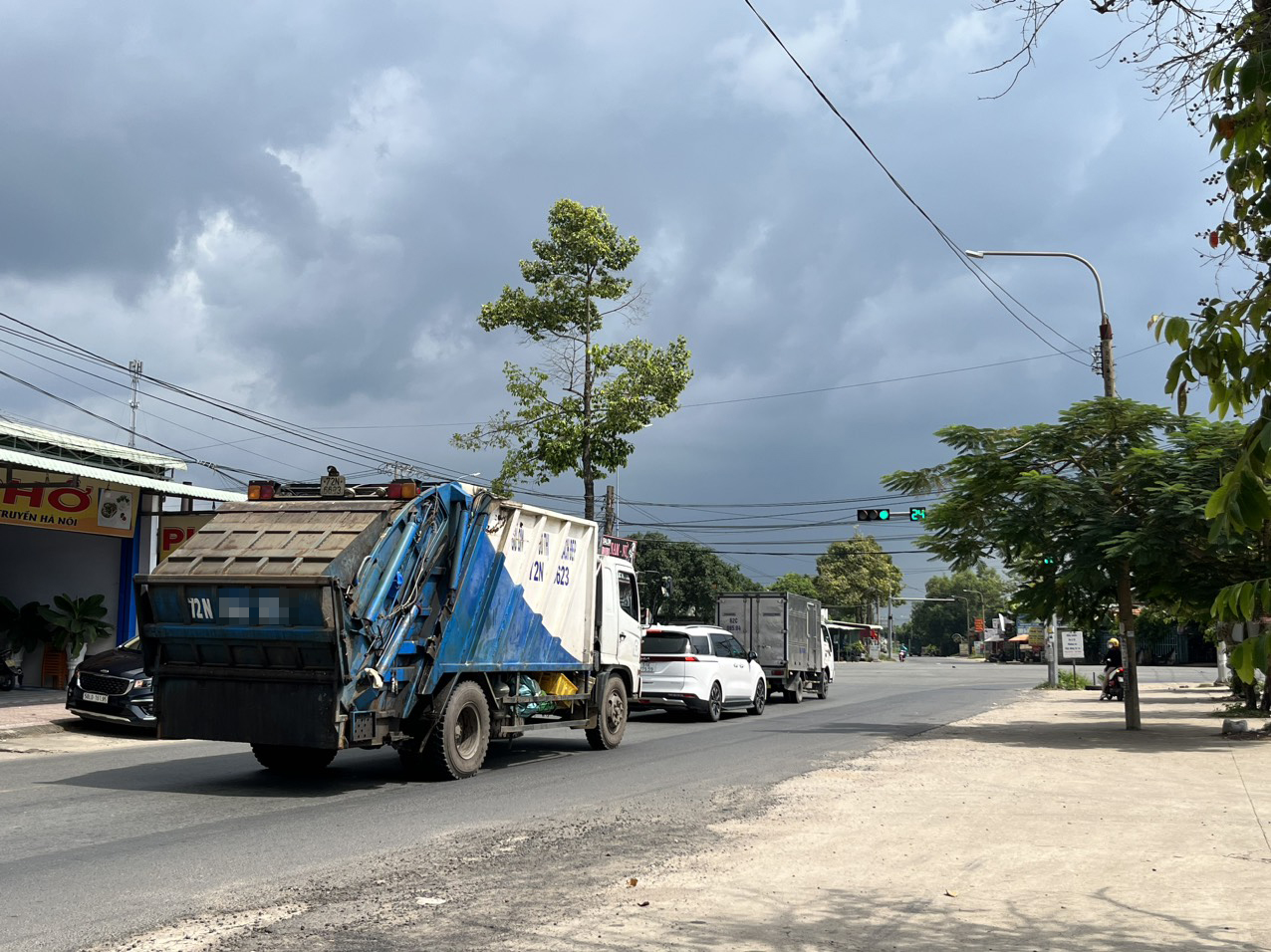 Người dân phản ánh xe rác lưu thông qua địa bàn xã Tóc Tiên và xã Châu Pha (TX.Phú Mỹ) rò rỉ nước thải xuống đường.