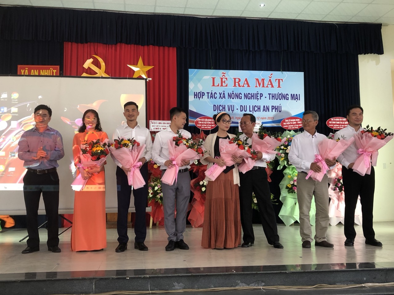 Đại diện lãnh đạo Liên minh HTX tỉnh đã tặng hoa chúc mừng các thành viên HTX tại lễ ra mắt.