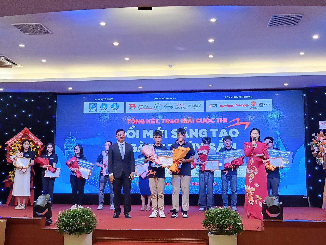 Giải Nhất Cuộc thi Đổi mới sáng tạo ngành thủy sản năm 2023  thuộc về hai học sinh lớp 11 Lê Thành Đạt và Phạm Bùi Thanh Sang.
