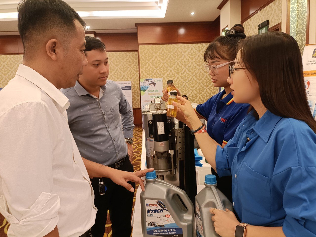 Đại biểu tham quan mô hình thiết bị xử lý, lọc dầu diesel cho tàu cá  của Công ty Hiệp lực phát triển Việt bên lề hội thảo.