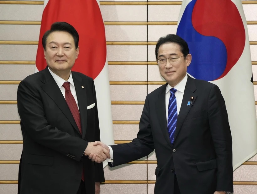 Tổng thống Hàn Quốc Yoon Suk Yeol (trái) và Thủ tướng Nhật Bản Fumio Kishida tại cuộc gặp ở Tokyo ngày 16/3/2023.