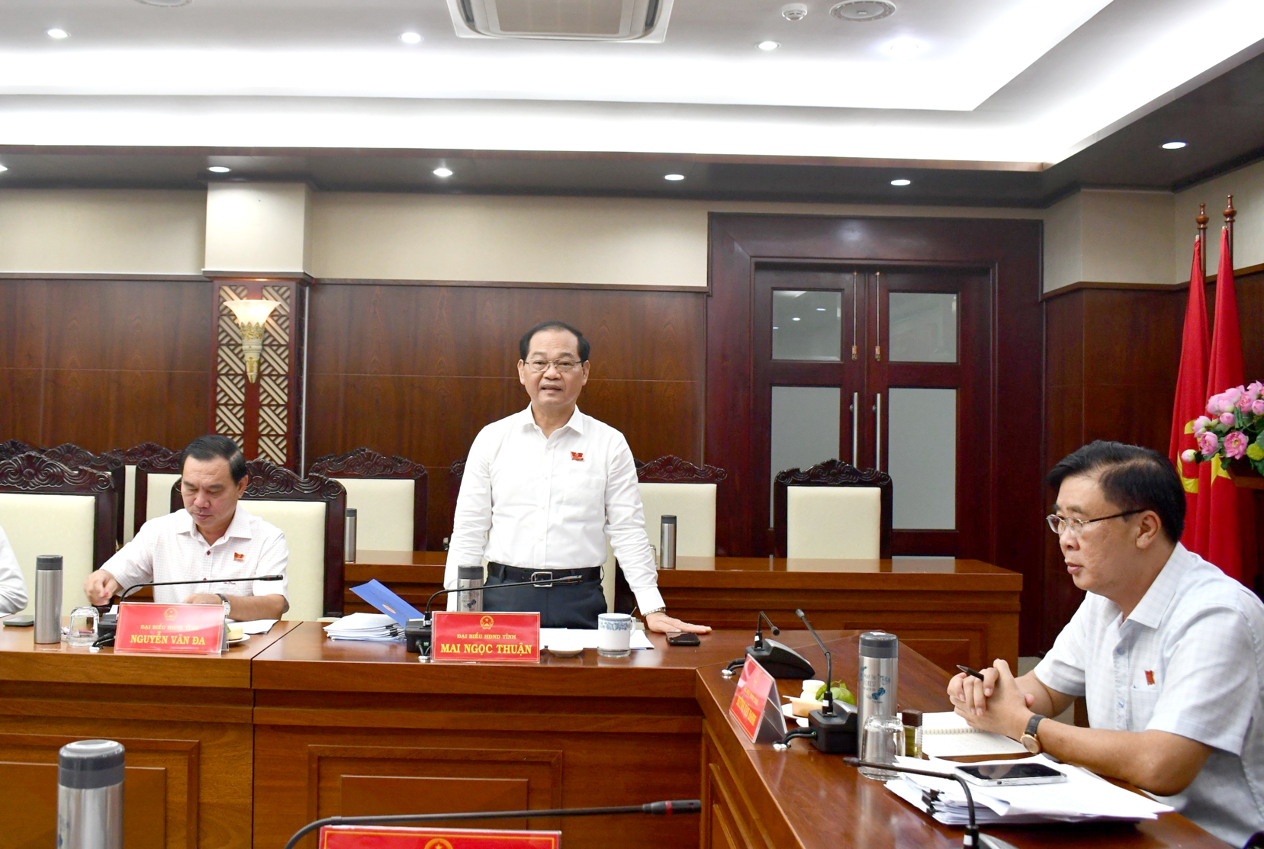 Ông Mai Ngọc Thuận, Ủy viên Ban Thường vụ Tỉnh ủy, Phó Chủ tịch HĐND tỉnh cho rằng, tuyên truyền  hiệu quả mới thay đổi nhận thức của HS trong định hướng nghề nghiệp. Ảnh: HUYỀN TRANG