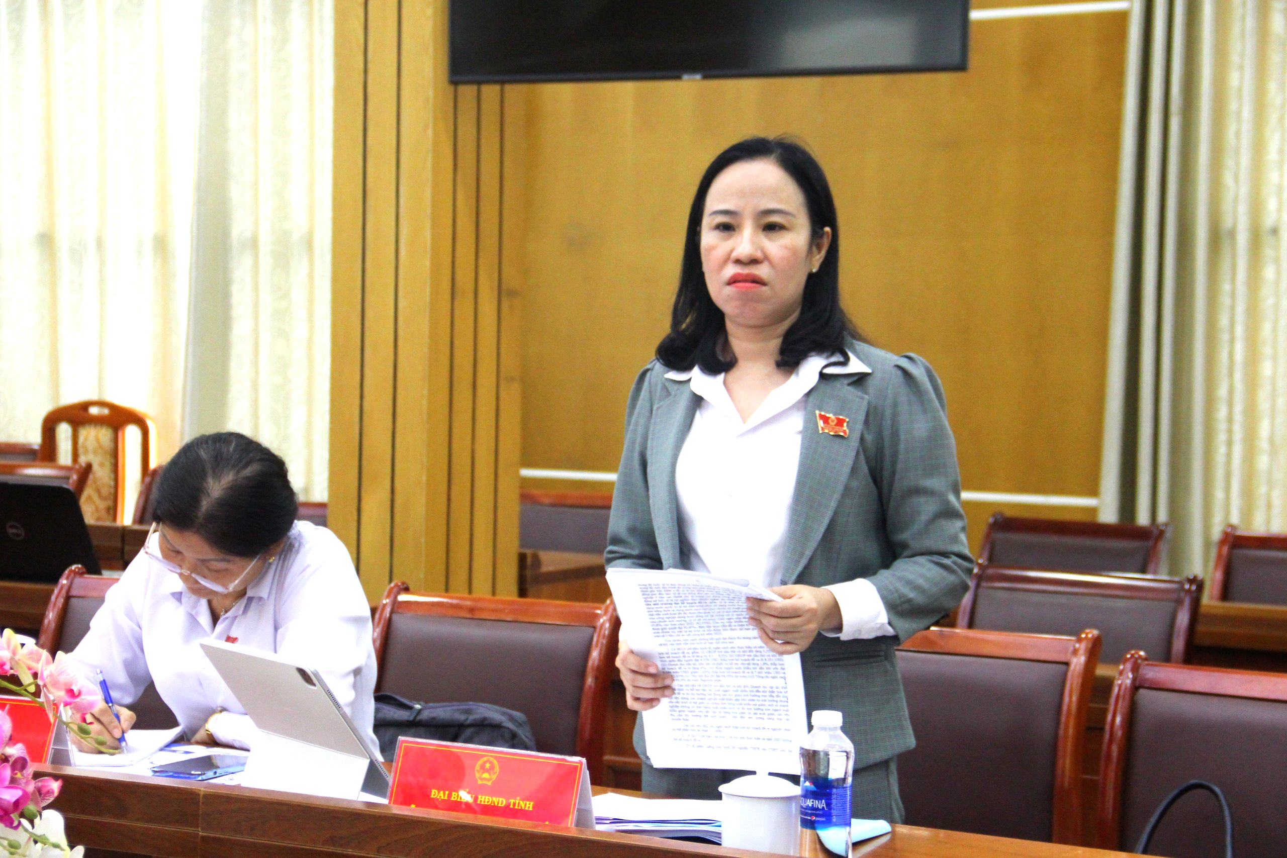 Bà Võ Ngọc Thanh Trúc, Phó Trưởng Ban Tổ chức Tỉnh ủy đề nghị Sở Y tế sớm đấu thầu thuốc để không bị thiếu thuốc trong giai đoạn đến năm 2025.