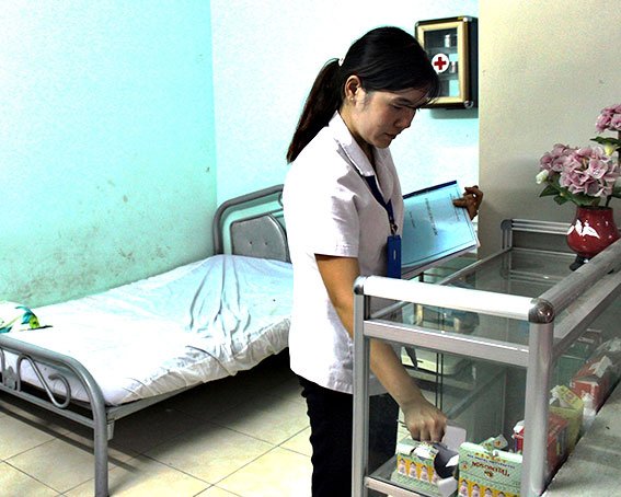 Hiện nay, ngoài việc chăm sóc sức khoẻ HS, phòng chống dịch bệnh, tai nạn thương tích trong trường học, nhân viên y tế học đường đang phải kiêm nhiệm nhiều công việc khác như văn thư, thủ quỹ,…