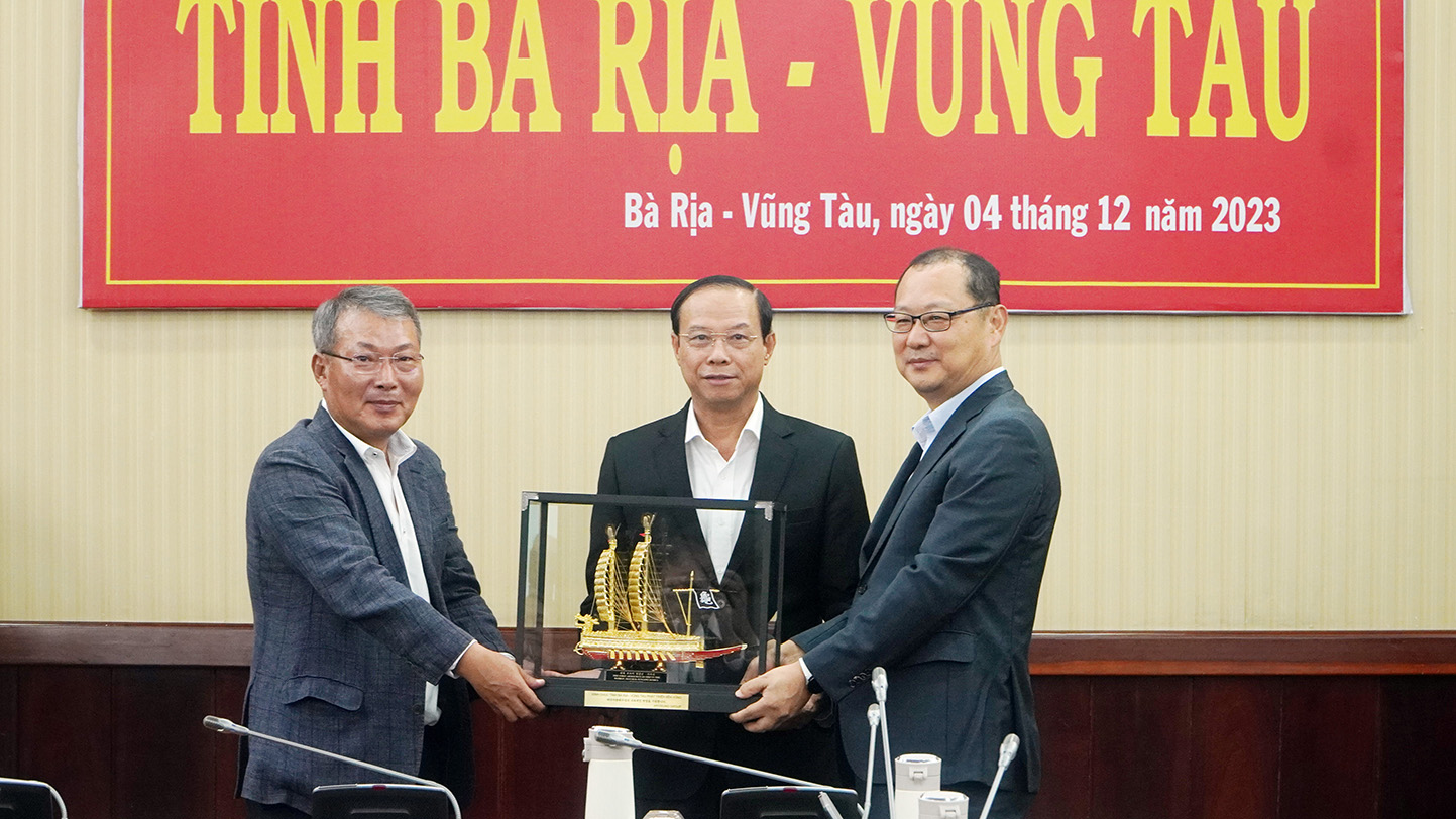 Lãnh đạo Tập đoàn Hyosung tặng quà lưu niệm ông Nguyễn Văn Thọ, Chủ tịch UBND tỉnh.