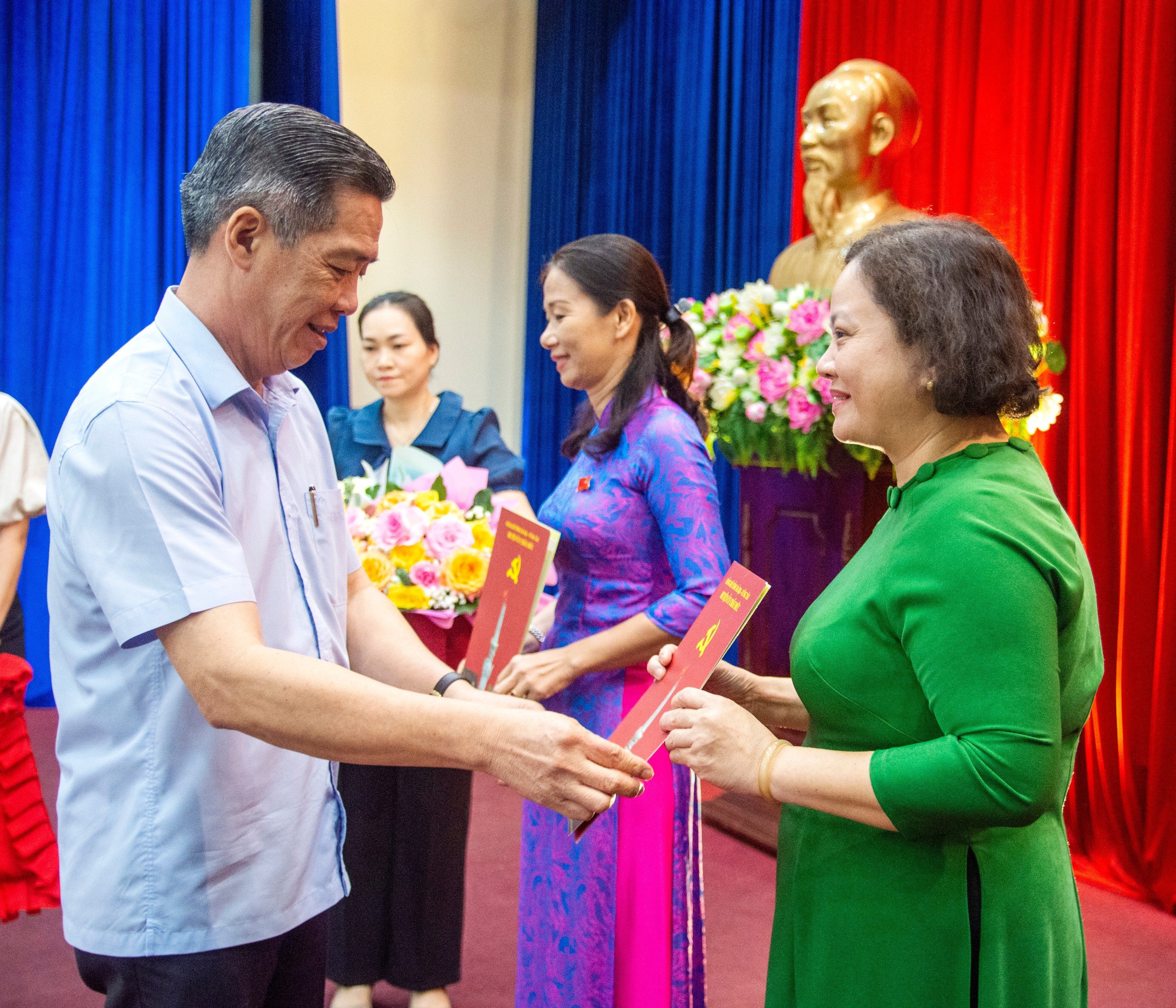 Ông Lưu Tài Đoàn, Ủy viên Ban Thường vụ Tỉnh ủy, Trưởng Ban Tổ chức Tỉnh ủy trao các Quyết định bổ nhiệm, điều động cán bộ Huyện ủy Châu Đức.