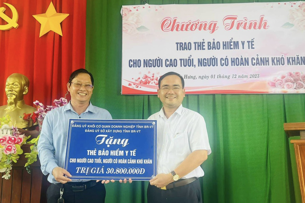 Đại diện Đảng ủy Sở Xây dựng trực thuộc Đảng ủy Khối Cơ quan và Doanh nghiệp tỉnh trao bảng  tượng trưng 35 thẻ BHYT cho người cao tuổi, người có hoàn cảnh khó khăn tại xã Hòa Hưng  (huyện Xuyên Mộc) ngày 1/12.