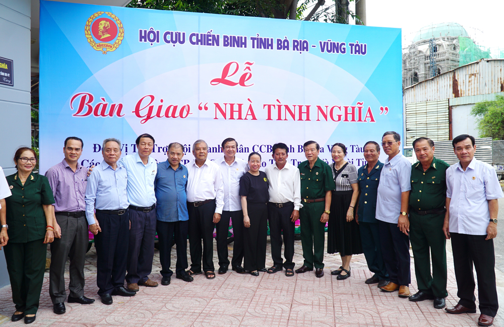 Đại diện các đơn vị, nhà tài trợ chụp ảnh lưu niệm cùng gia đình ông Võ Đình Quang.