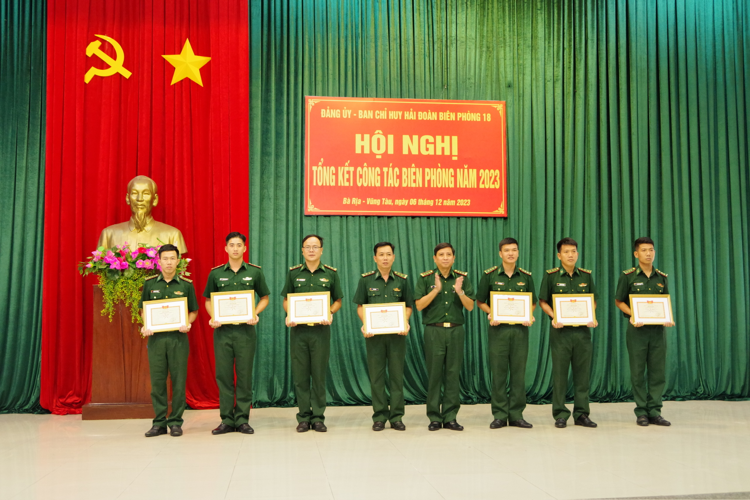 Lãnh đạo Hải đoàn Biên phòng 18 trao Giấy khen cho các cá nhân  có thành tích xuất sắc trong thực hiện nhiệm vụ năm 2023.