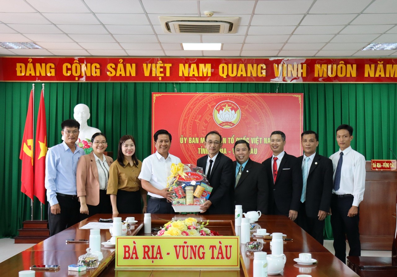 Mục sư Trần Thanh Hải, Hội phó Ban Trị sự Tổng hội, Hội Truyền giáo Cơ đốc Việt Nam tặng quà đến UBMTTQ Việt Nam tỉnh.