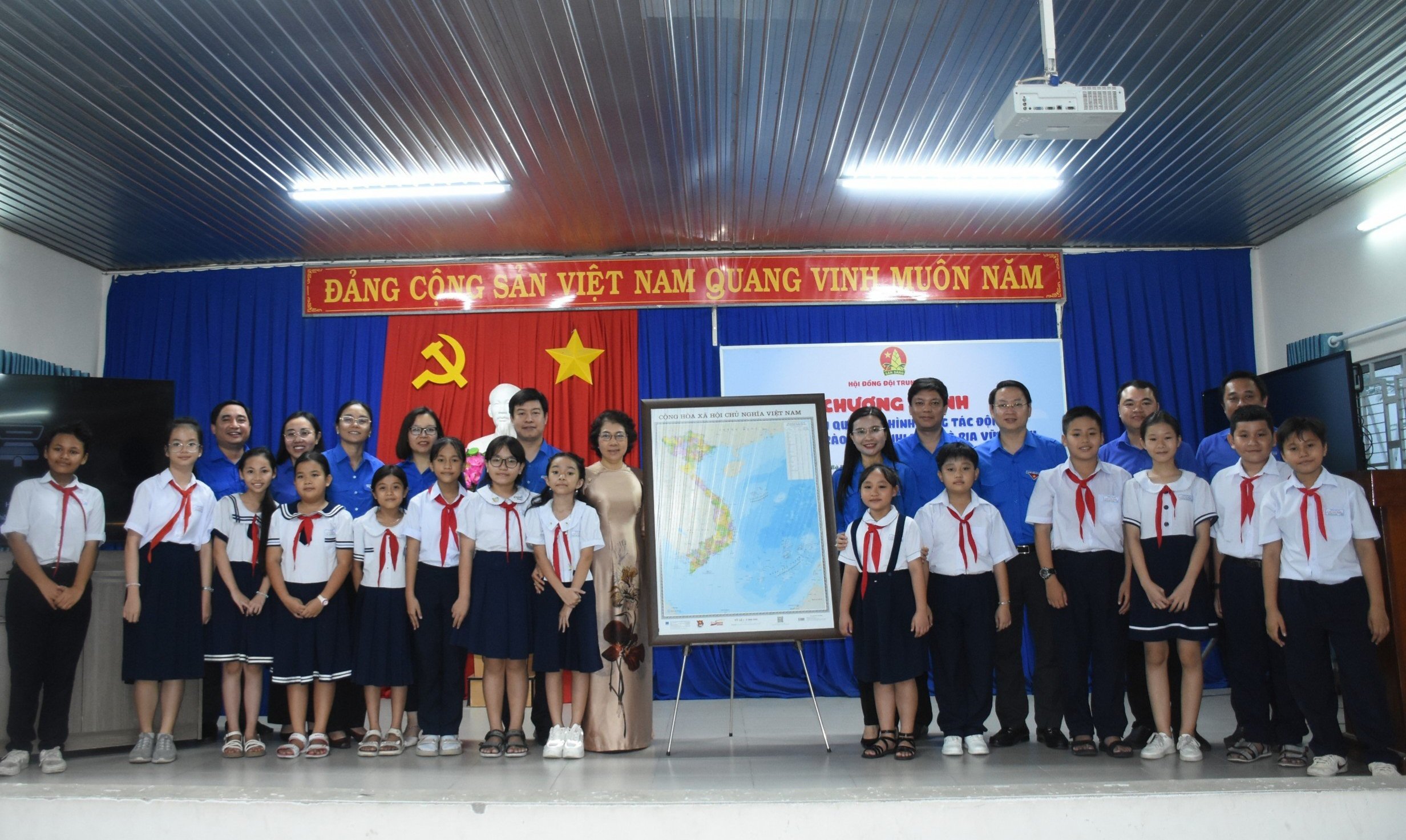 Đoàn kiểm tra Trung ương Đoàn, Ban Chấp hành Tỉnh Đoàn trao “Bản đồ Việt Nam” hưởng ứng Cuộc vận động “Tự hào một dải non sông” cho Trường TH Cao Văn Ngọc.