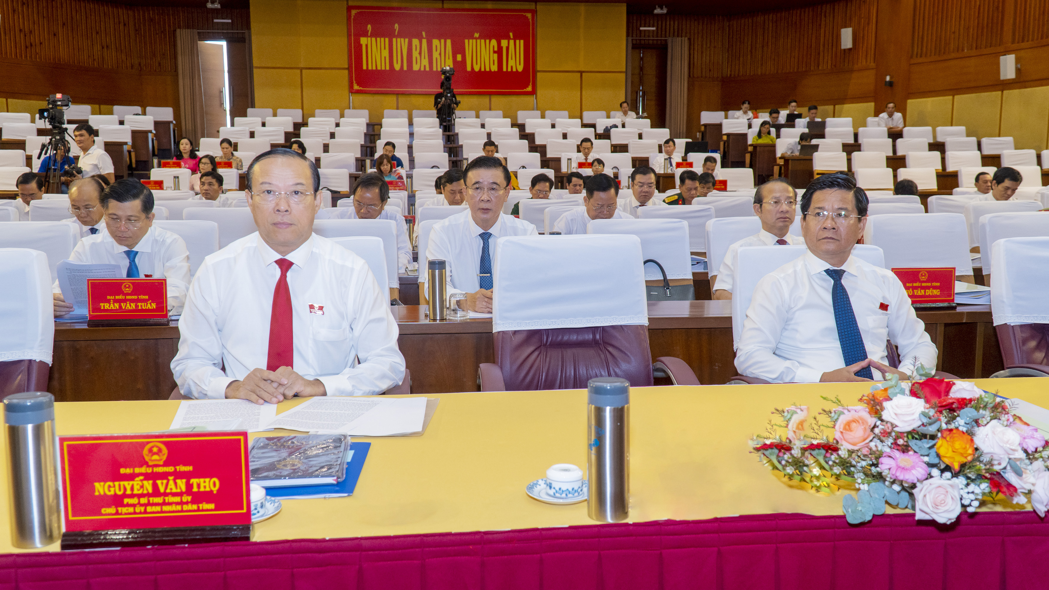 Ông Nguyễn Văn Thọ, Phó Bí thư Tỉnh ủy, Chủ tịch UBND tỉnh; ông Bùi Chí Thành, Ủy viên Ban Thường vụ Tỉnh ủy, Chủ tịch UBMTTQ Việt Nam tỉnh cùng các đại biểu tham dự Kỳ họp.