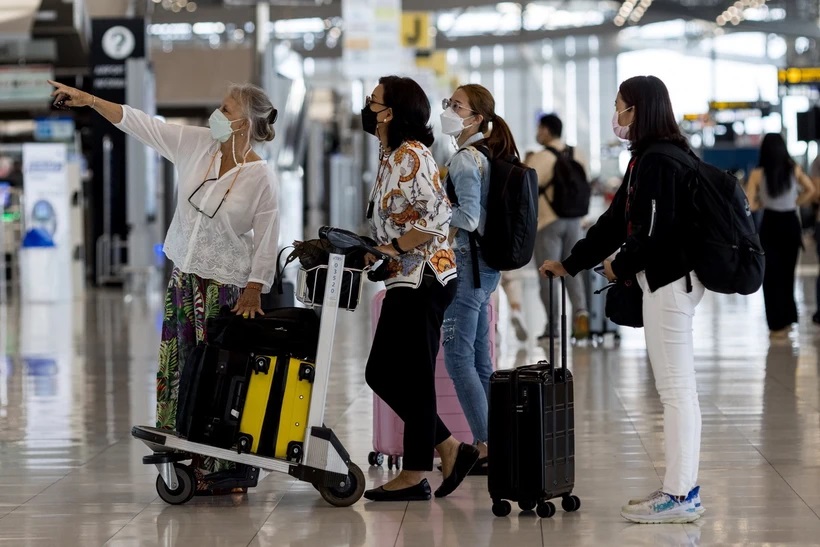 Hành khách tại sân bay Suvarnabhumi ở Bangkok, Thái Lan.