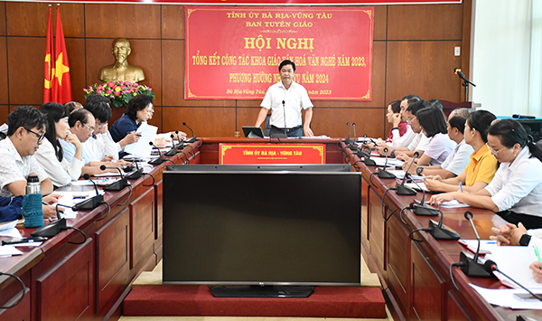 Ông Lê Văn Minh, Phó trưởng Ban Tuyên giáo Tỉnh ủy chủ trì tổng kết công tác khoa giáo, văn học nghệ thuật năm 2023.