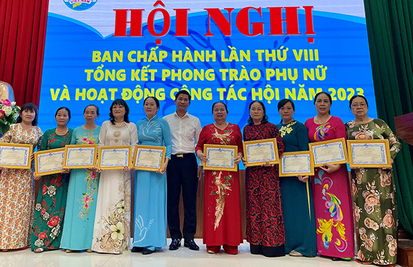 Ông Đặng Huy Quang, Phó Chủ tich UBND TP.Bà Rịa trao khen thưởng cho các cá nhân và tập thể. 