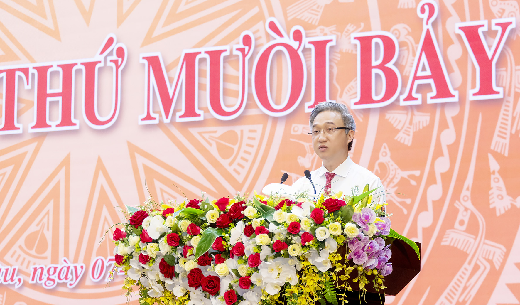 Ông Đặng Minh Thông, Phó Chủ tịch UBND tỉnh trình bày Báo cáo tình hình  thực hiện nhiệm vụ phát triển kinh tế-xã hội, quốc phòng-an ninh năm 2023  và phương hướng, nhiệm vụ năm 2024.