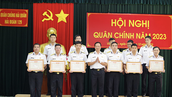 Lãnh đạo Hải đoàn 129 trao giấy khen các tập thể và cá nhân đạt thành tích xuất sắc nhiệm vụ trong năm 2023.