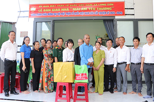 Đại diện UBMTTQ Việt Nam TP.Vũng Tàu, MTTQ xã Long Sơn, nhà hảo tâm trao nhà tới gia đình ông Nguyễn Bảo Cường.