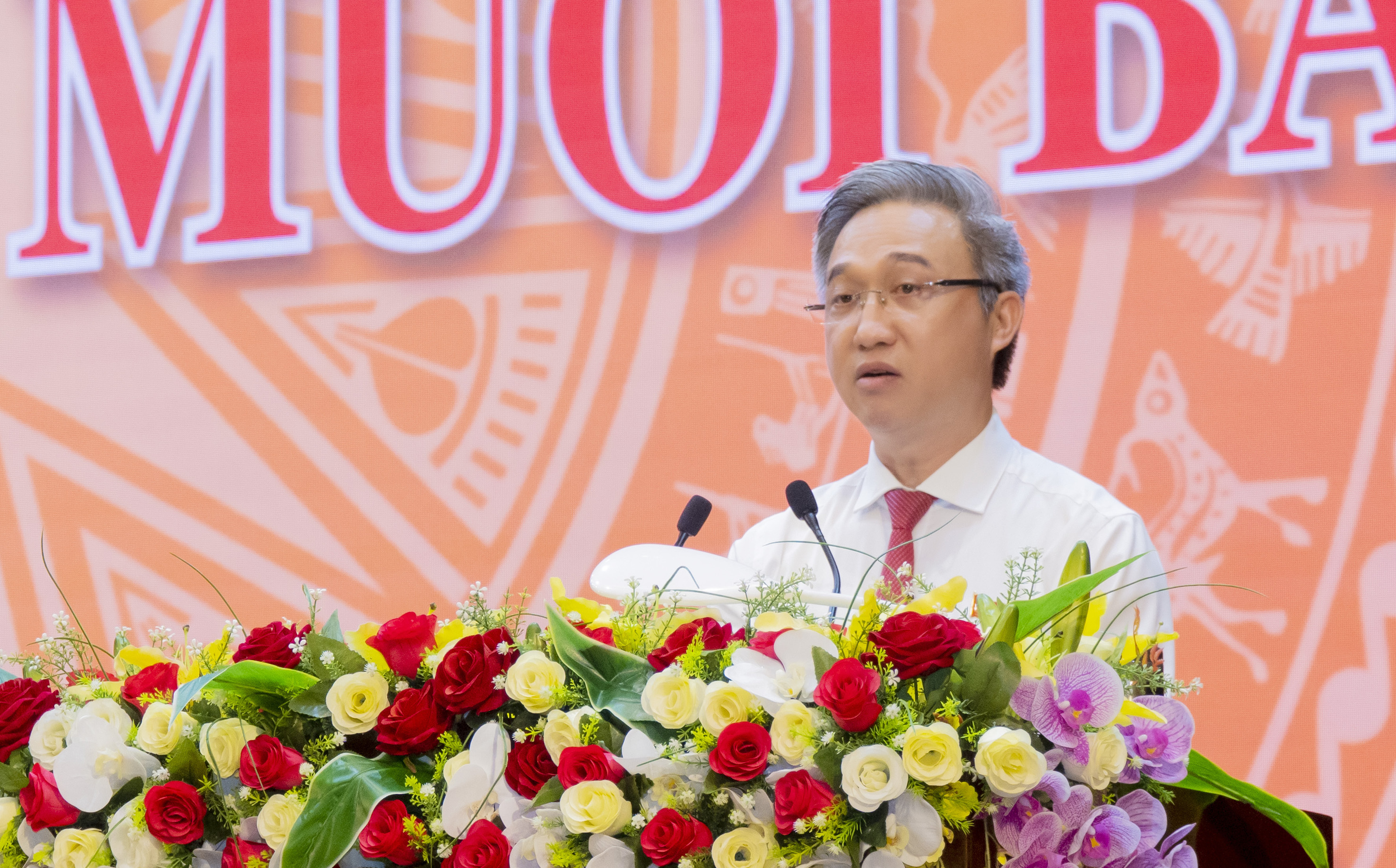 Ông Đặng Minh Thông, Phó Chủ tịch UBND tỉnh Bà Rịa-Vũng Tàu trình bày báo cáo về các Tờ trình thuộc lĩnh vực văn hóa xã hội.