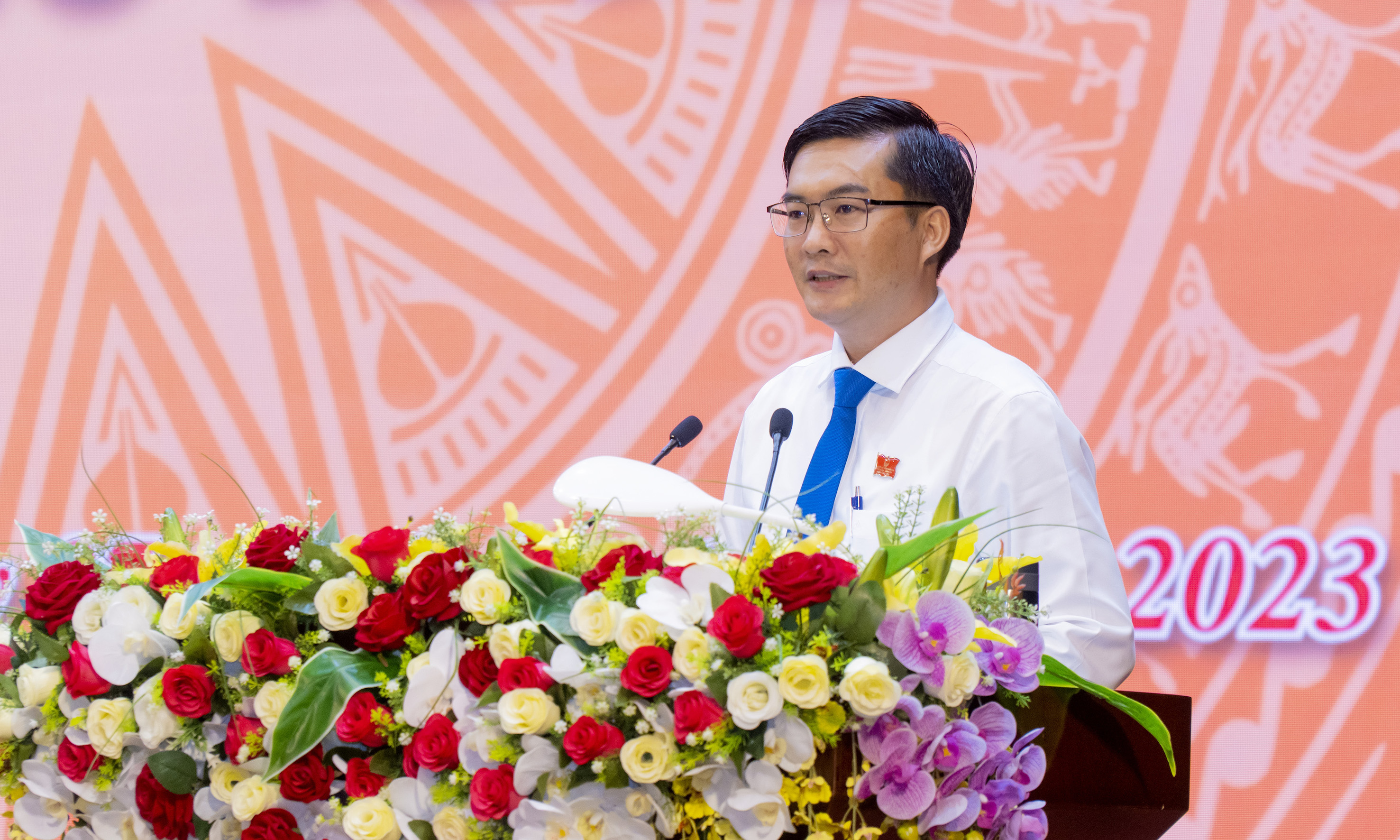 Ông Nguyễn Văn Tuân, Phó trưởng Ban Văn hóa - Xã hội HĐND tỉnh trình bày báo cáo kết quả thẩm tra các Tờ trình dự thảo nghị quyết thuộc lĩnh vực văn hóa xã hội.