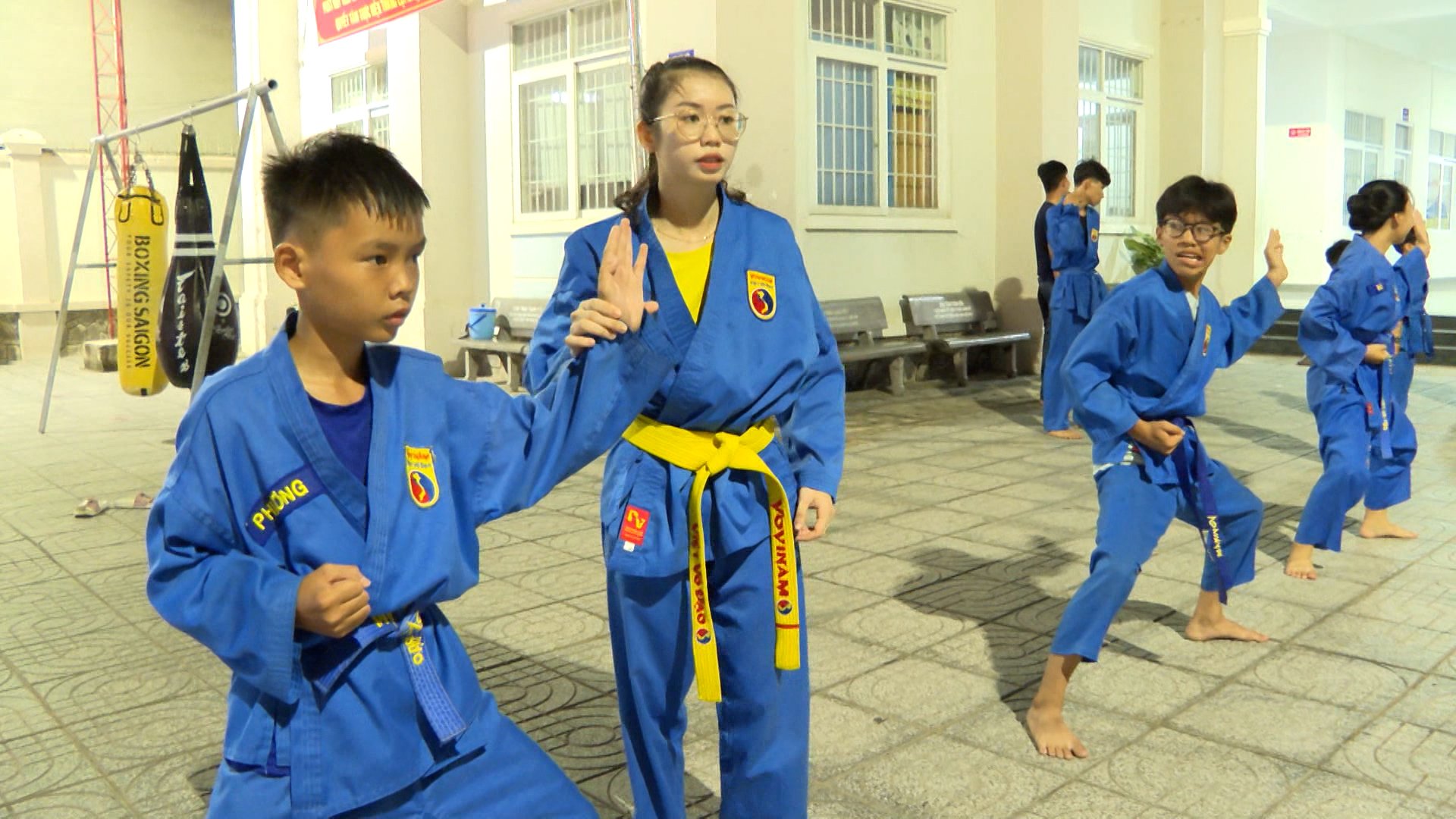 Huỳnh Triệu Vy hướng dẫn võ sinh của CLB Vovinam thị trấn Long Hải, huyện Long Điền  các thế võ Vovinam mới.