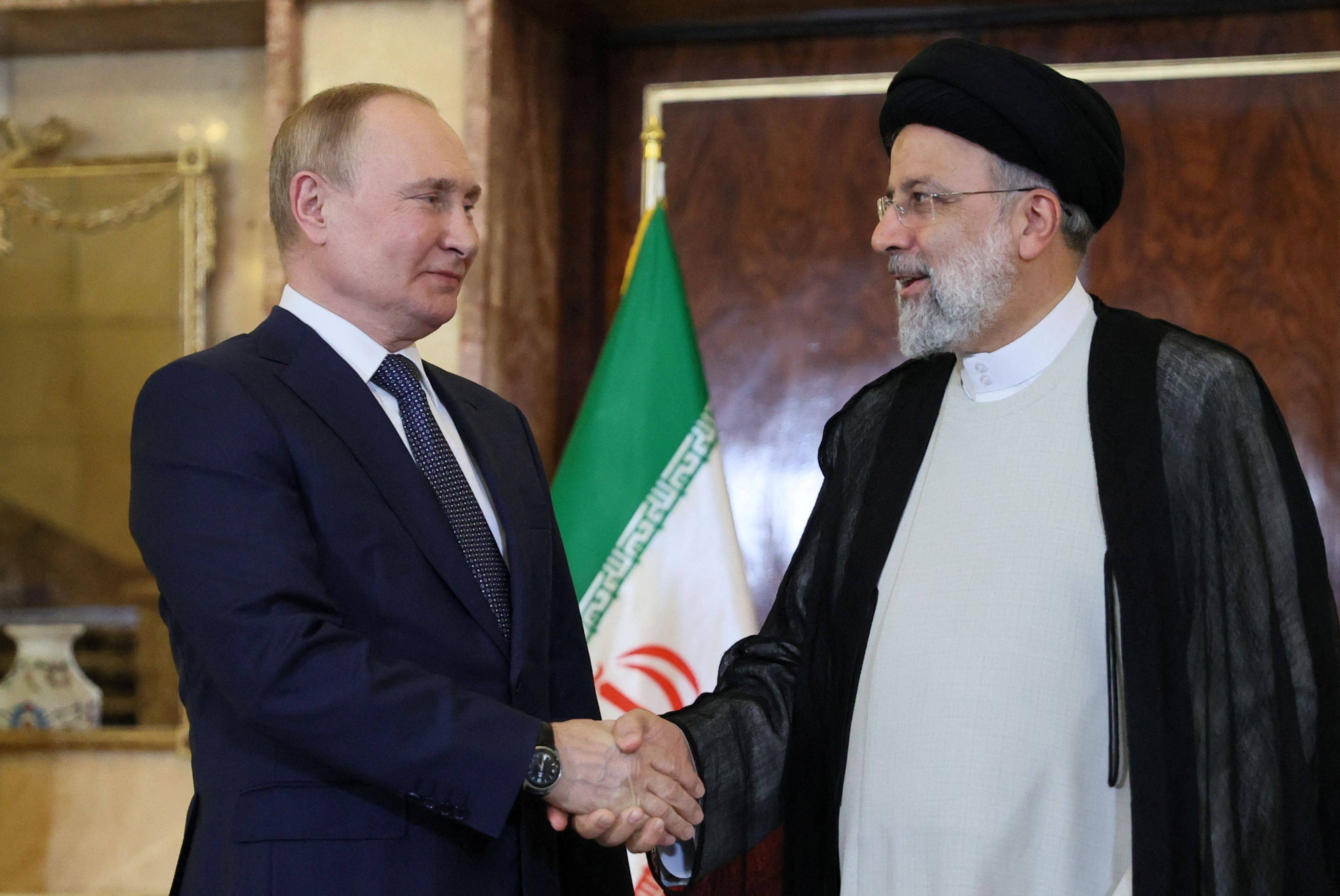 Tổng thống Iran Ebrahim Raisi (phải) và Tổng thống Nga Vladimir Putin.