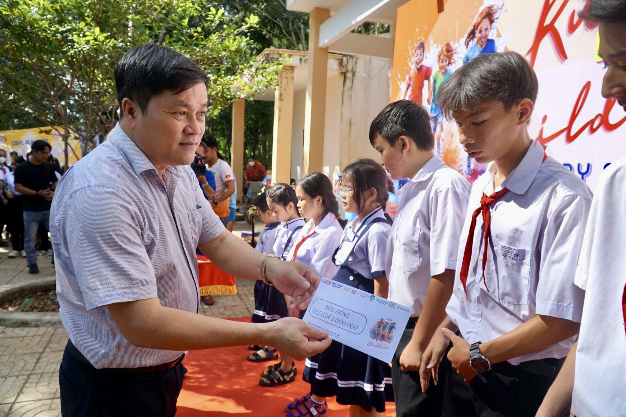 Ông Phạm Văn Quyền, Phó Chủ tịch UBND huyện Châu Đức trao học bổng cho các em học sinh.