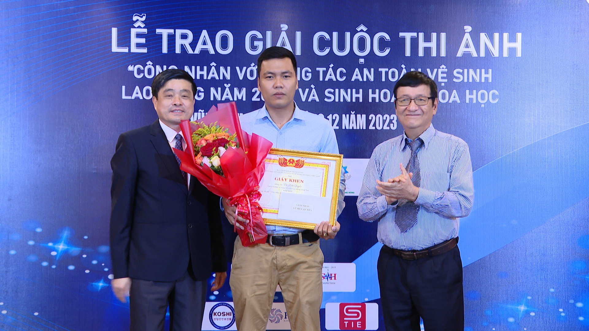 Ban tổ chức trao giải Nhất cho tác giả