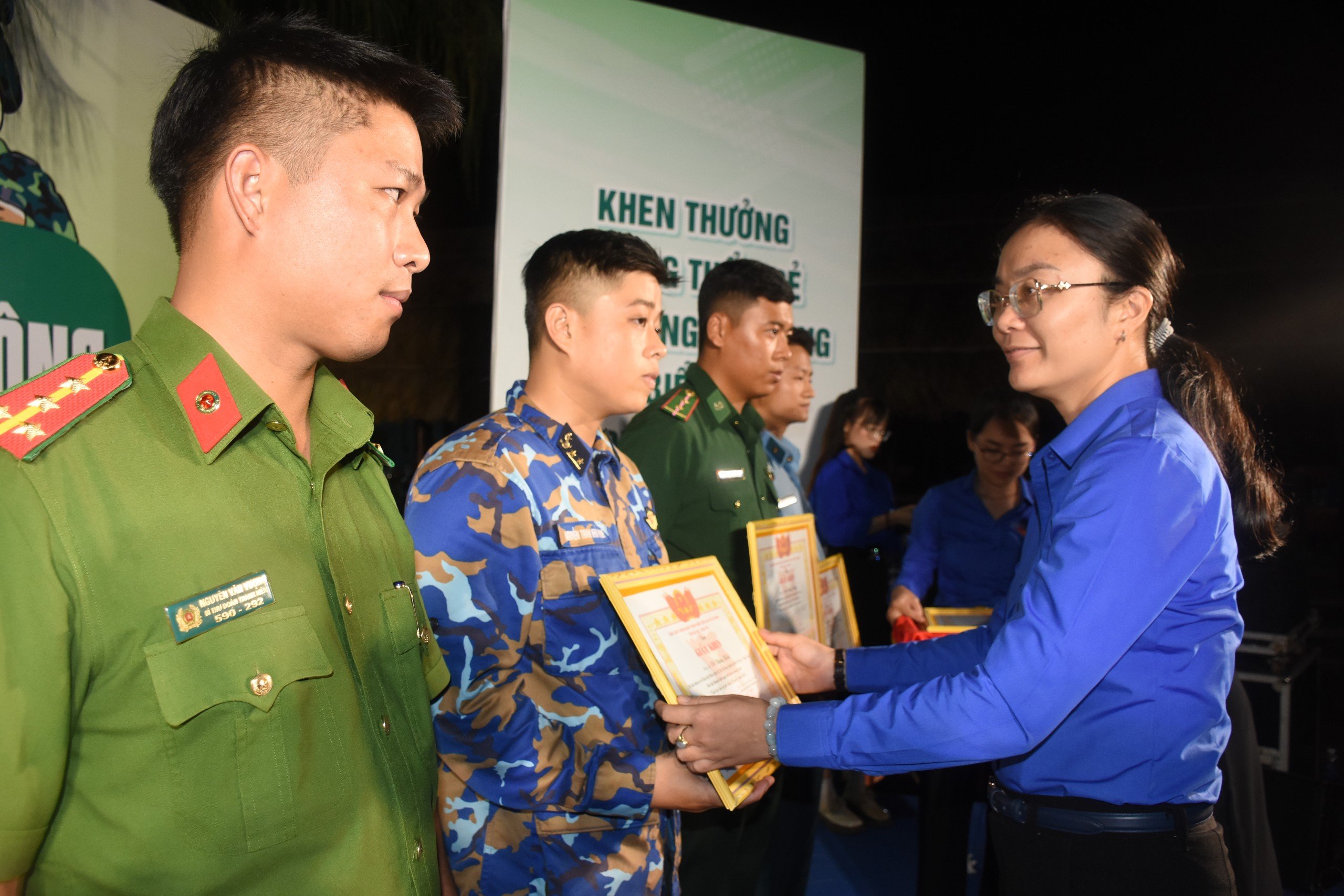 Chị Hồ Thị Ánh Tuyết, Bí thư Tỉnh Đoàn trao Giấy khen cho các cá nhân có nhiều đóng góp trong phong trào 