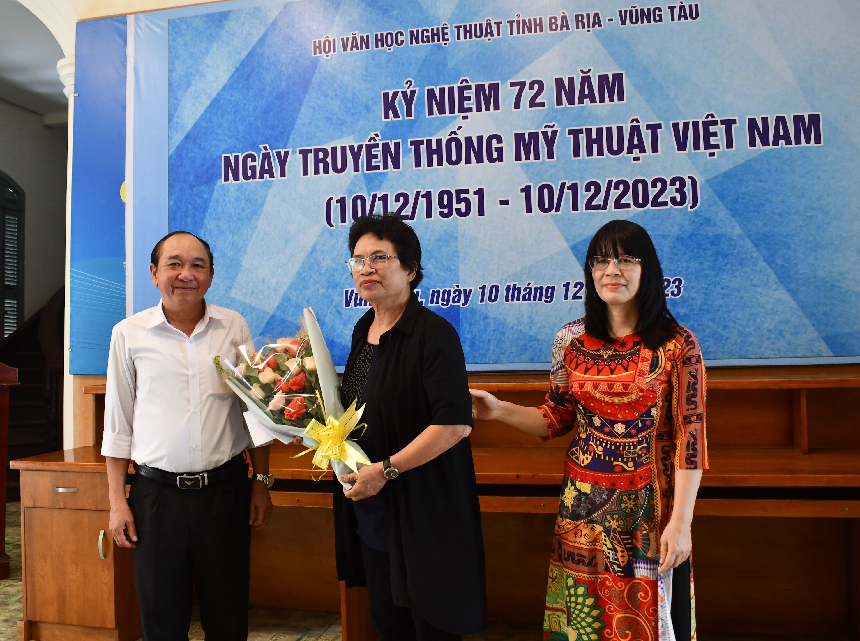 Ông Huỳnh Văn Hồng, Chủ tịch Hội VH-NT tỉnh tặng hoa chúc mừng đại diện Ban Mỹ thuật trực thuộc Hội VH-NT.