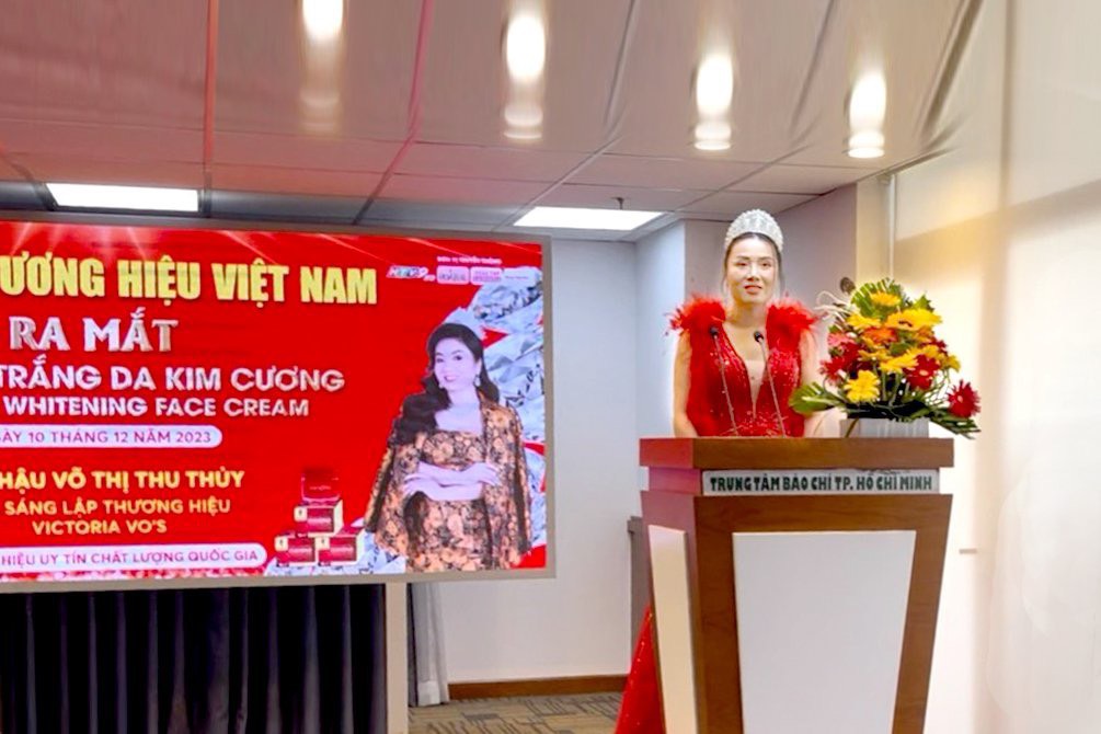 Hoa hậu Doanh nhân Võ Thị Thu Thủy, CEO Công ty TNHH Mỹ phẩm Victoria Võ phát biểu tại lễ công bố sản phẩm mới