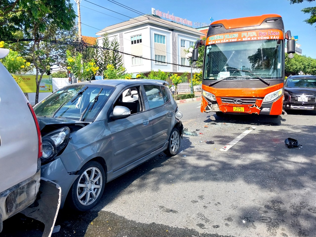 Xe khách Phương Trang va chạm liên hoàn nhiều xe ô tô