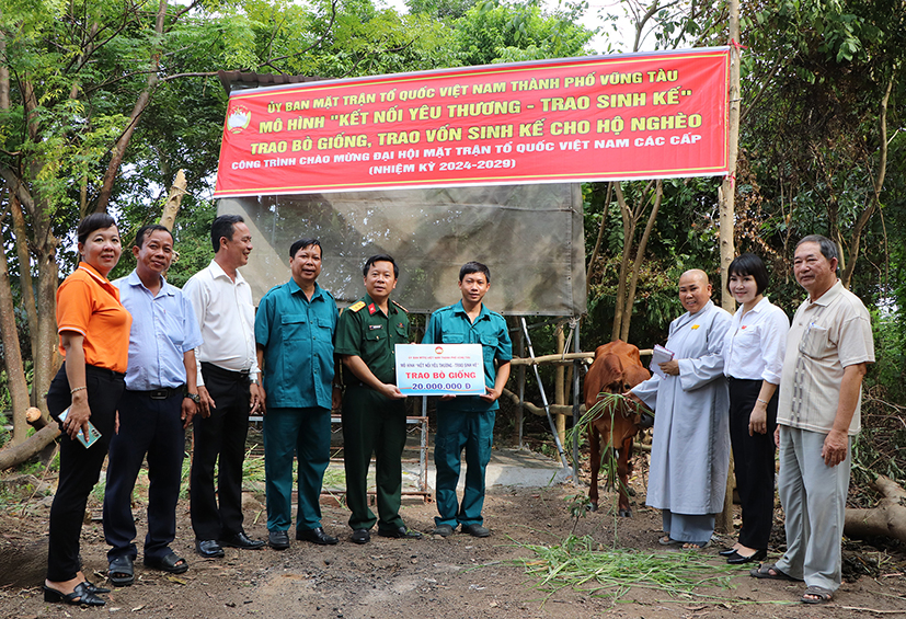 Đại diện MTTQ, Ban CHQS thành phố, địa phương và nhà tài trợ trao sinh kế đến anh Võ Văn Minh.