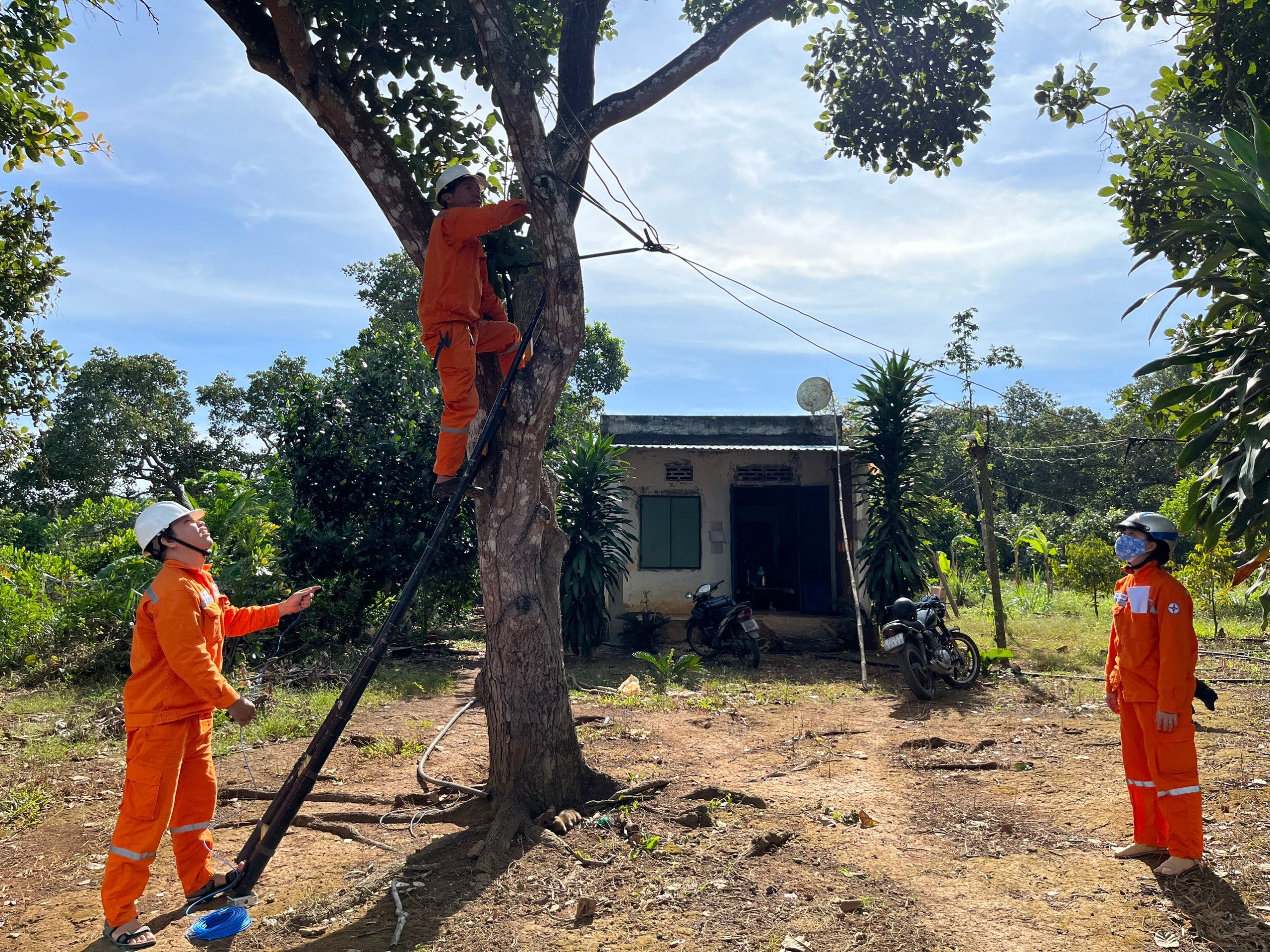 Trong tháng tri ân khách hàng, ngành điện thực hiện nhiều hoạt động hỗ trợ, ưu đãi cho khách hàng và an sinh xã hội. Trong ảnh: Điện lực Xuyên Mộc sửa chữa điện cho hộ khó khăn tại địa phương.