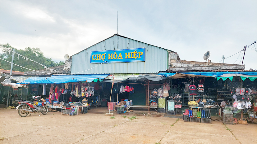 Tiểu thương và người dân địa phương mong muốn chợ Hòa Hiệp sớm được đầu tư xây mới.