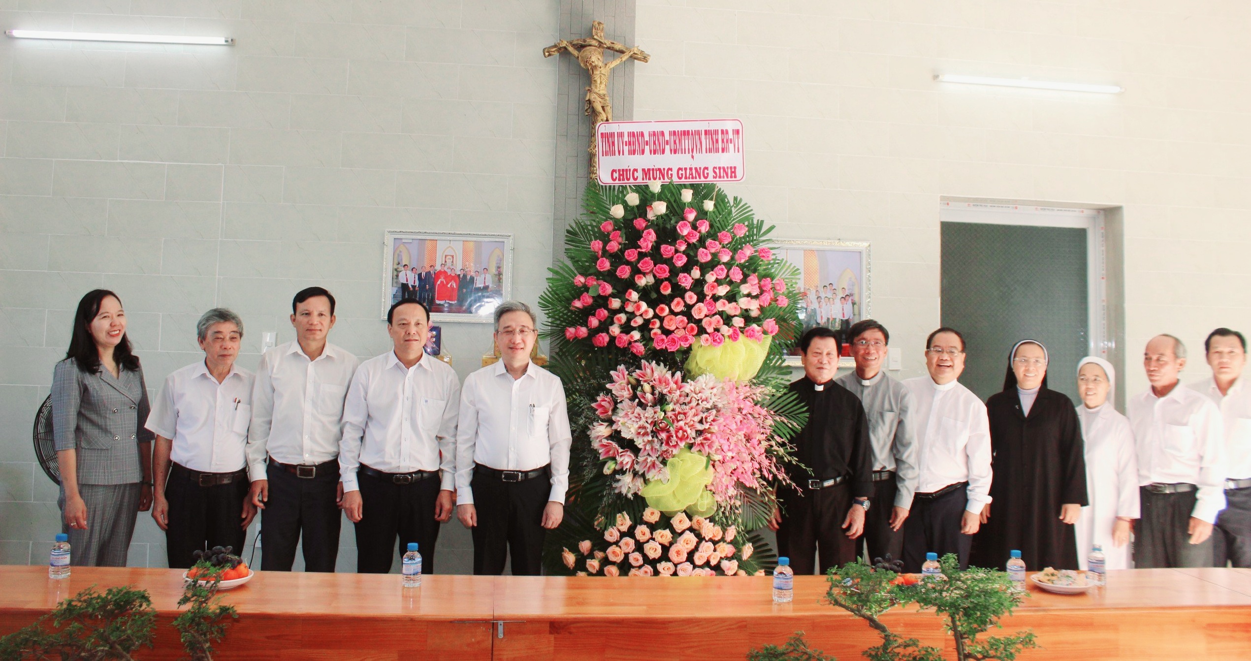 Đoàn của Tỉnh uỷ - HĐND - UBND - UBMTTQ Việt Nam tỉnh do Phó Chủ tịch UBND tỉnh Đặng Minh Thông làm trưởng đoàn tới thăm các tổ chức, chức sắc tôn giáo tiêu biểu nhân dịp lễ Giáng sinh năm 2023.