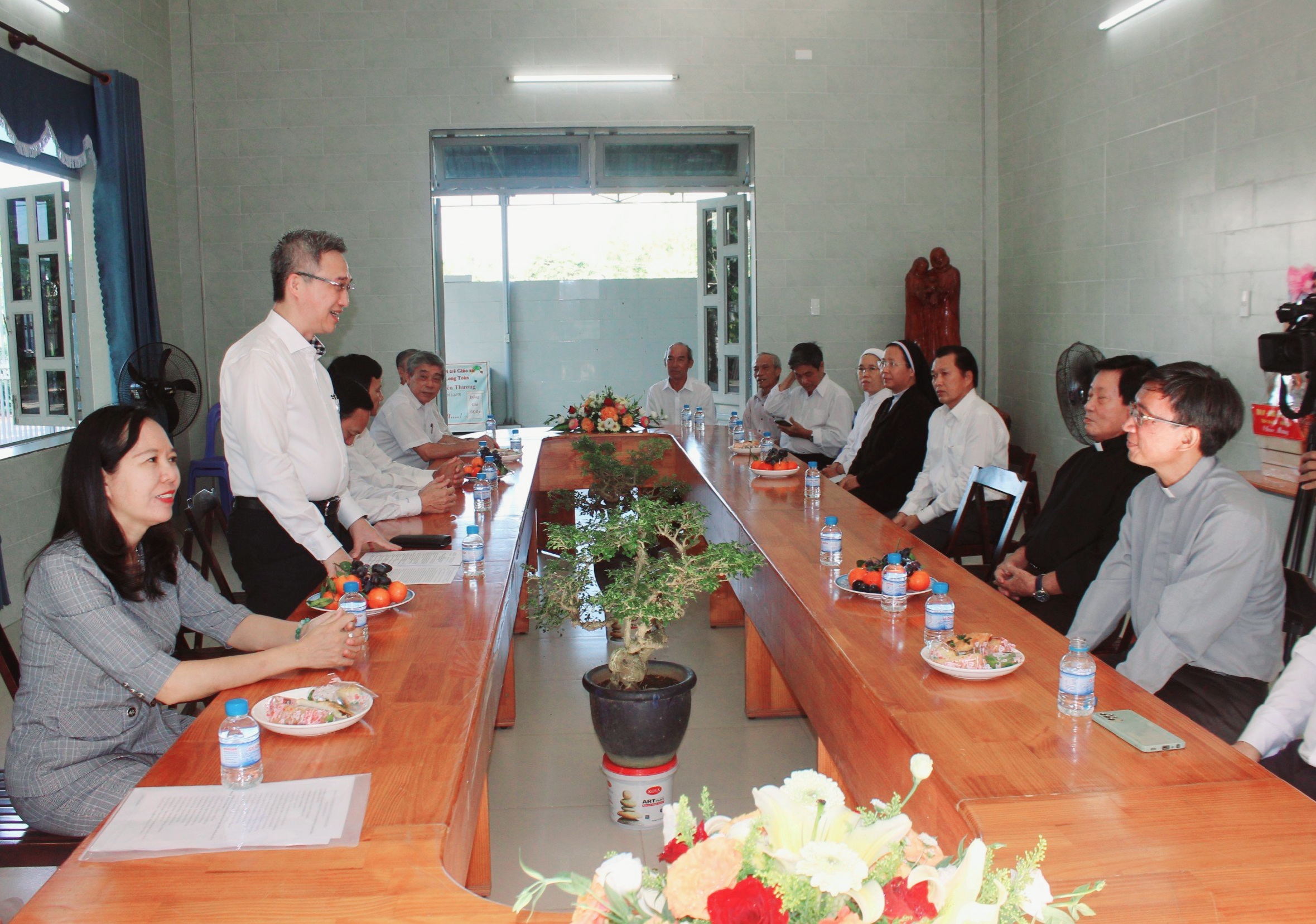 Thay mặt lãnh đạo tỉnh, Phó Chủ tịch UBND tỉnh Đặng Minh Thông ghi nhận những đóng góp của các chức sắc tôn giáo và đồng bào giáo dân trong thời gian qua.