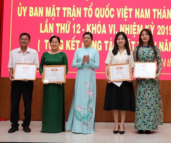 Bà Lê Thị Thủy, Phó Bí thư Thường trực Thành ủy Bà Rịa trao Giấy khen của UBND thành phố đến các tập thể, cá nhân có thành tích trong công tác mặt trận năm 2023.