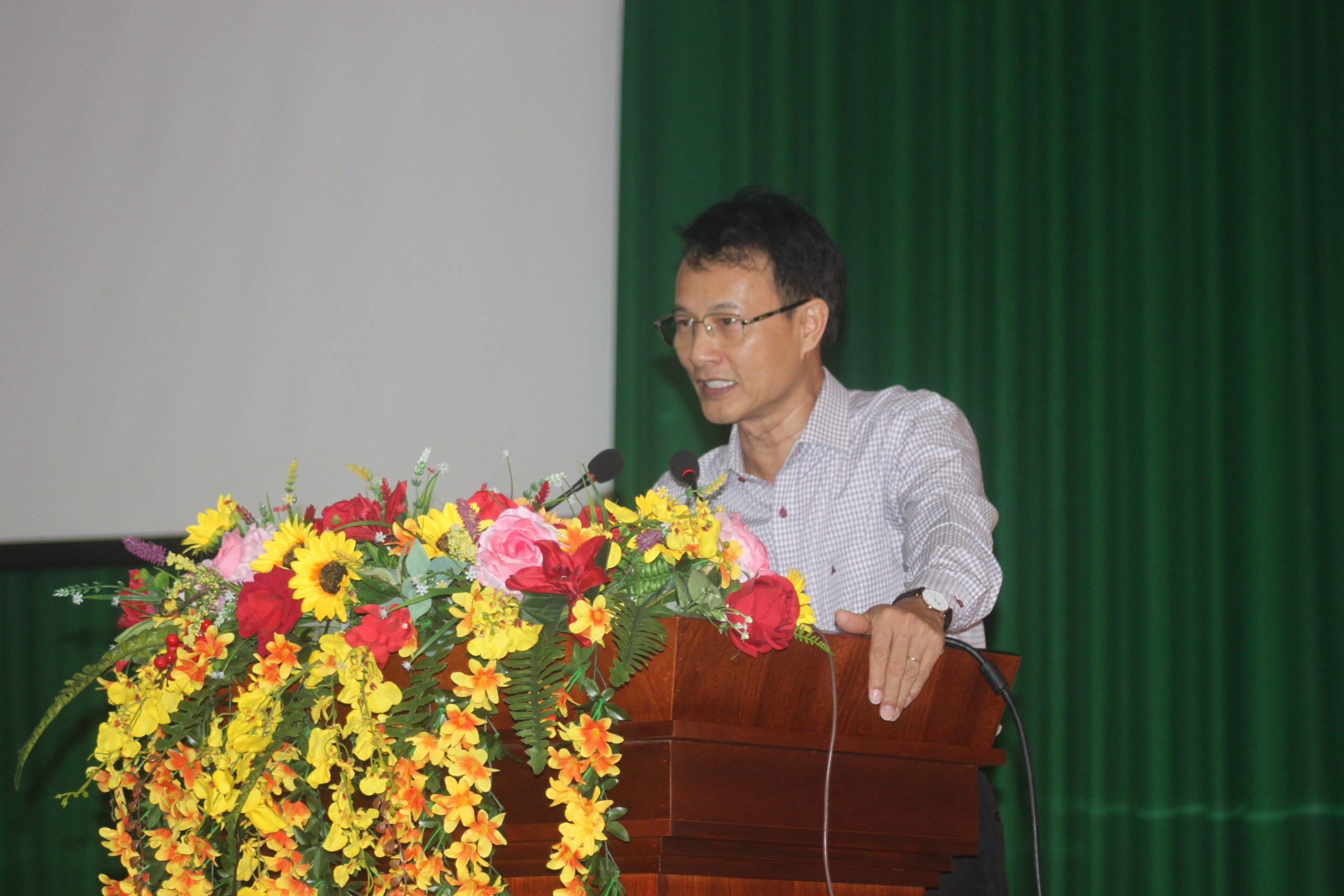 PGS.TS Ngô Hữu Phước truyền đạt kiến thức về biển, đảo cho các SV.
