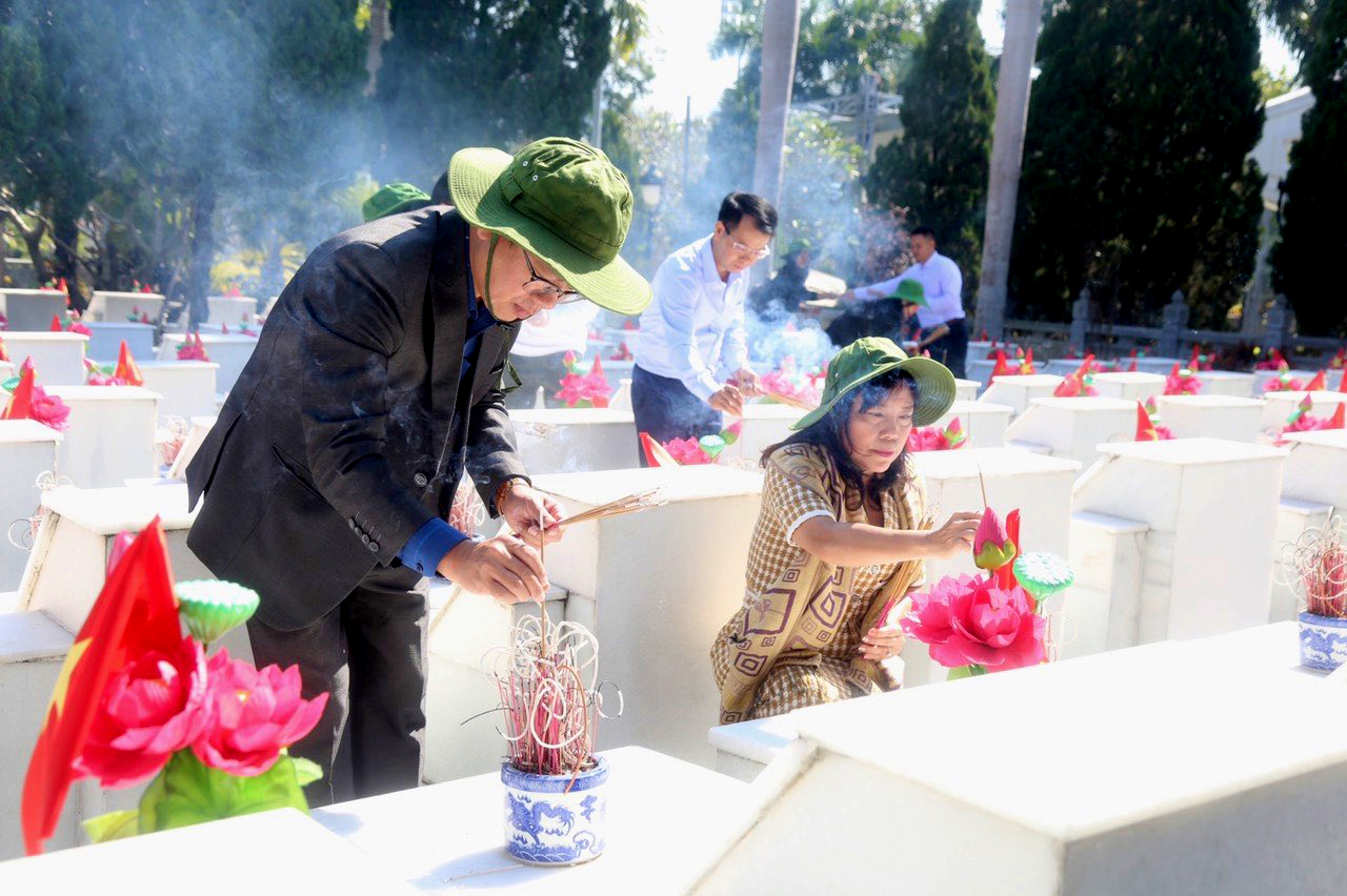 Đoàn công tác Báo Bà Rịa - Vũng Tàu và lãnh đạo Báo Hà Giang thắp hương các phần mộ liệt sĩ yên nghỉ tại Nghĩa trang liệt sĩ quốc gia Vị Xuyên, huyện Vị Xuyên, tỉnh Hà Giang.