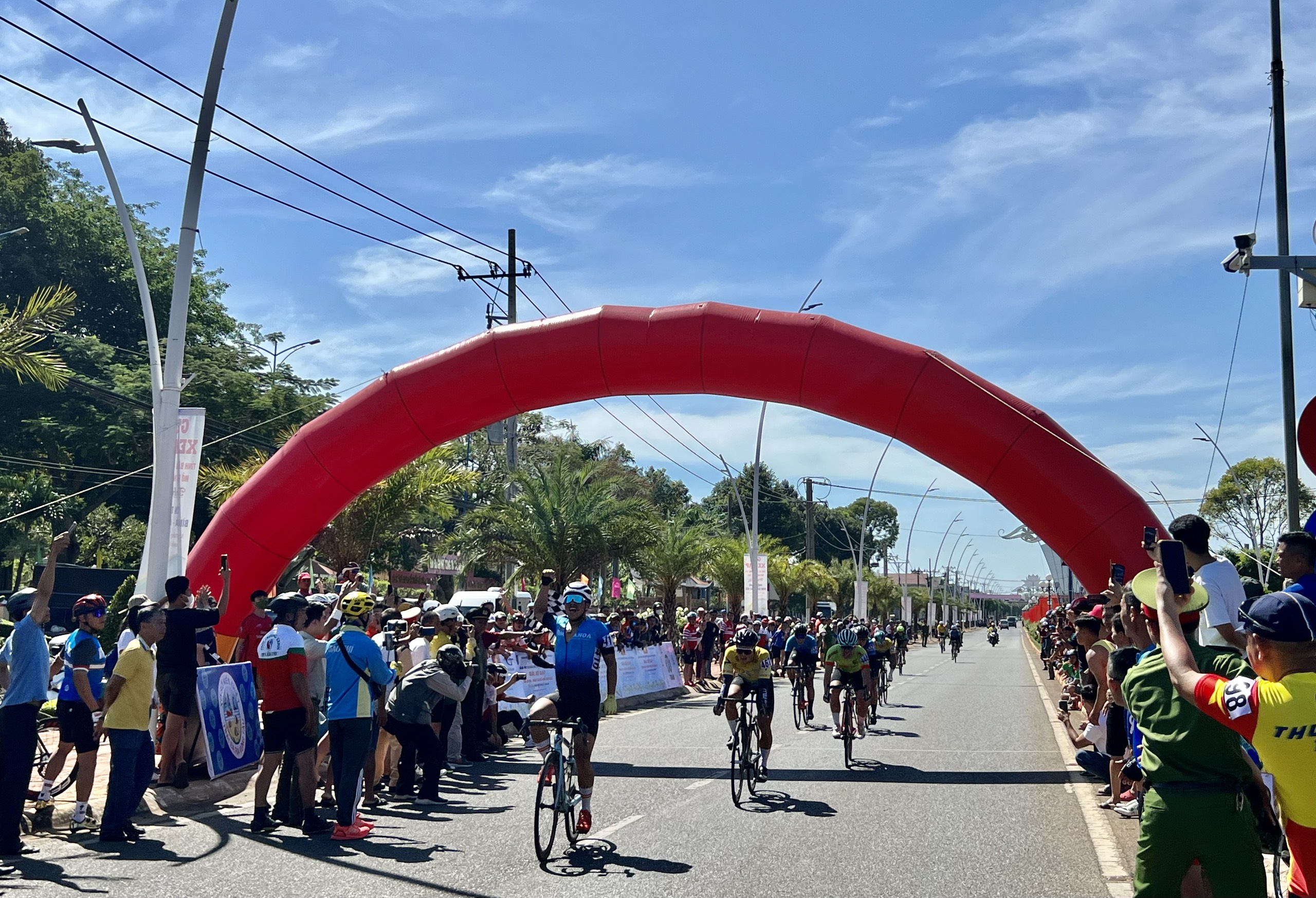 Các tay đua về đích chặng 70km.