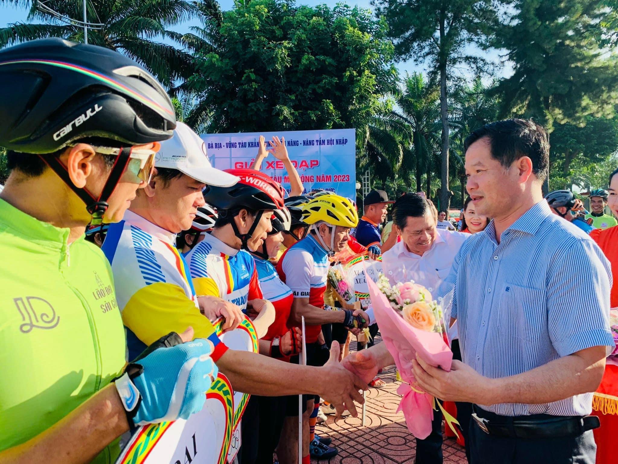 Ông Lê Thanh Liêm, Phó Bí thư Thường trực huyện ủy Châu Đức tặng hoa cho các đội tham gia giải