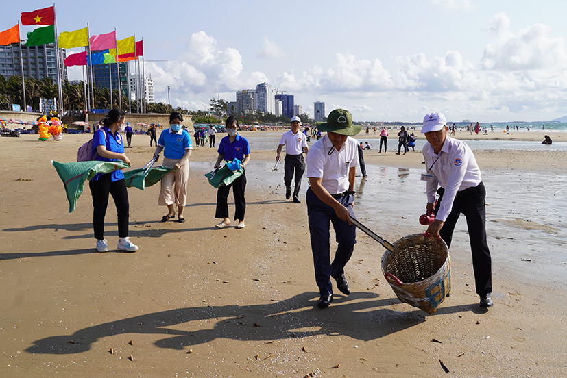 Lãnh đạo và người dân TP. Vũng Tàu tham gia làm sạch biển, một trong các hoạt động của năm chỉnh trang đô thị TP.Vũng Tàu.