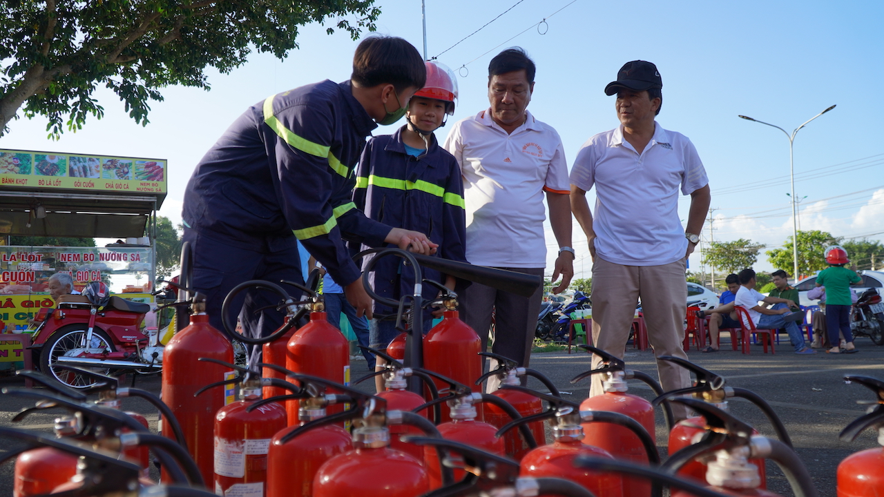 Cảnh sát PCCC và CNCH - Công an huyện Châu Đức giới thiệu các phương tiện, thiết bị PCCC cho người dân và học sinh.