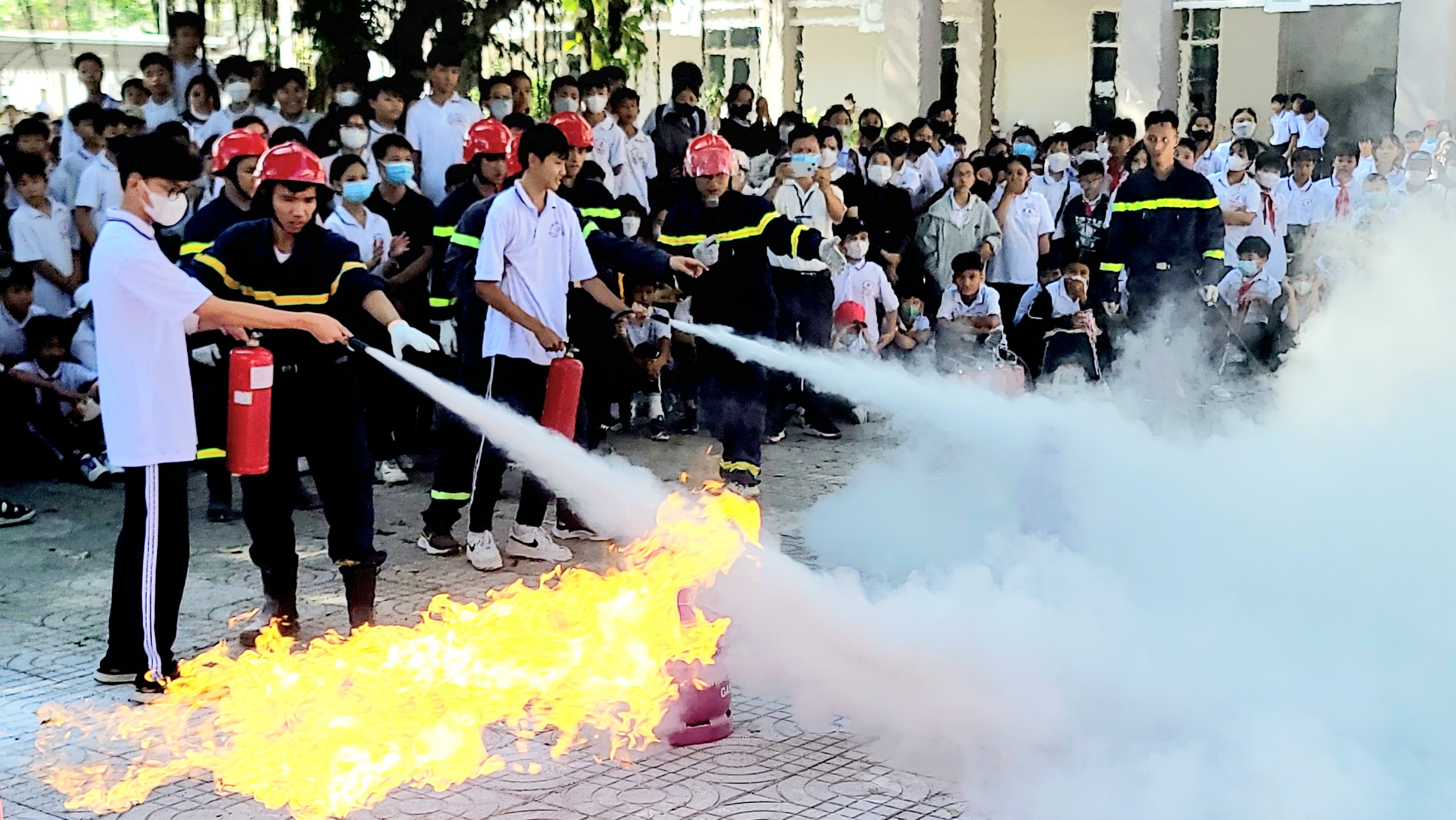 HS tham gia thực hành PCCC.