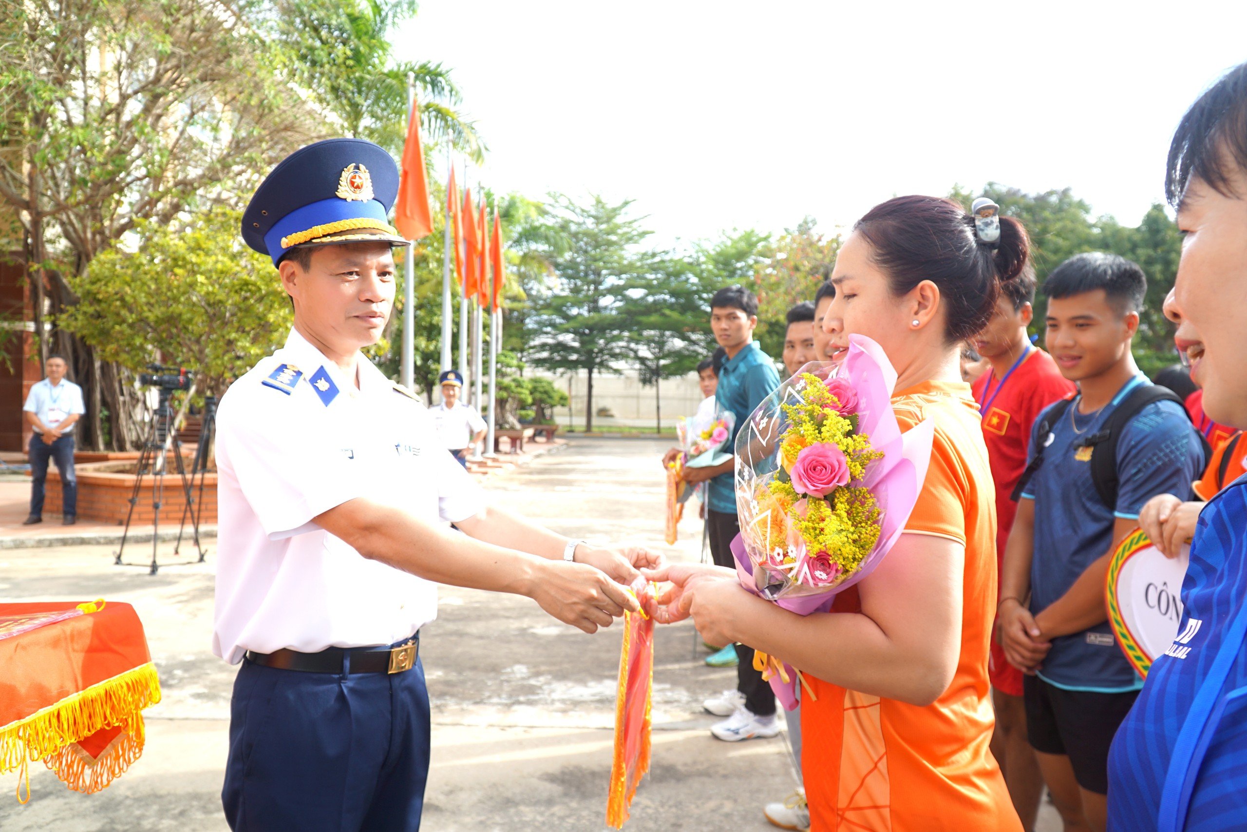 Lãnh đạo Bộ tư lệnh Vùng Cảnh sát biển 3 tặng hoa và cờ cho các đội tham gia.