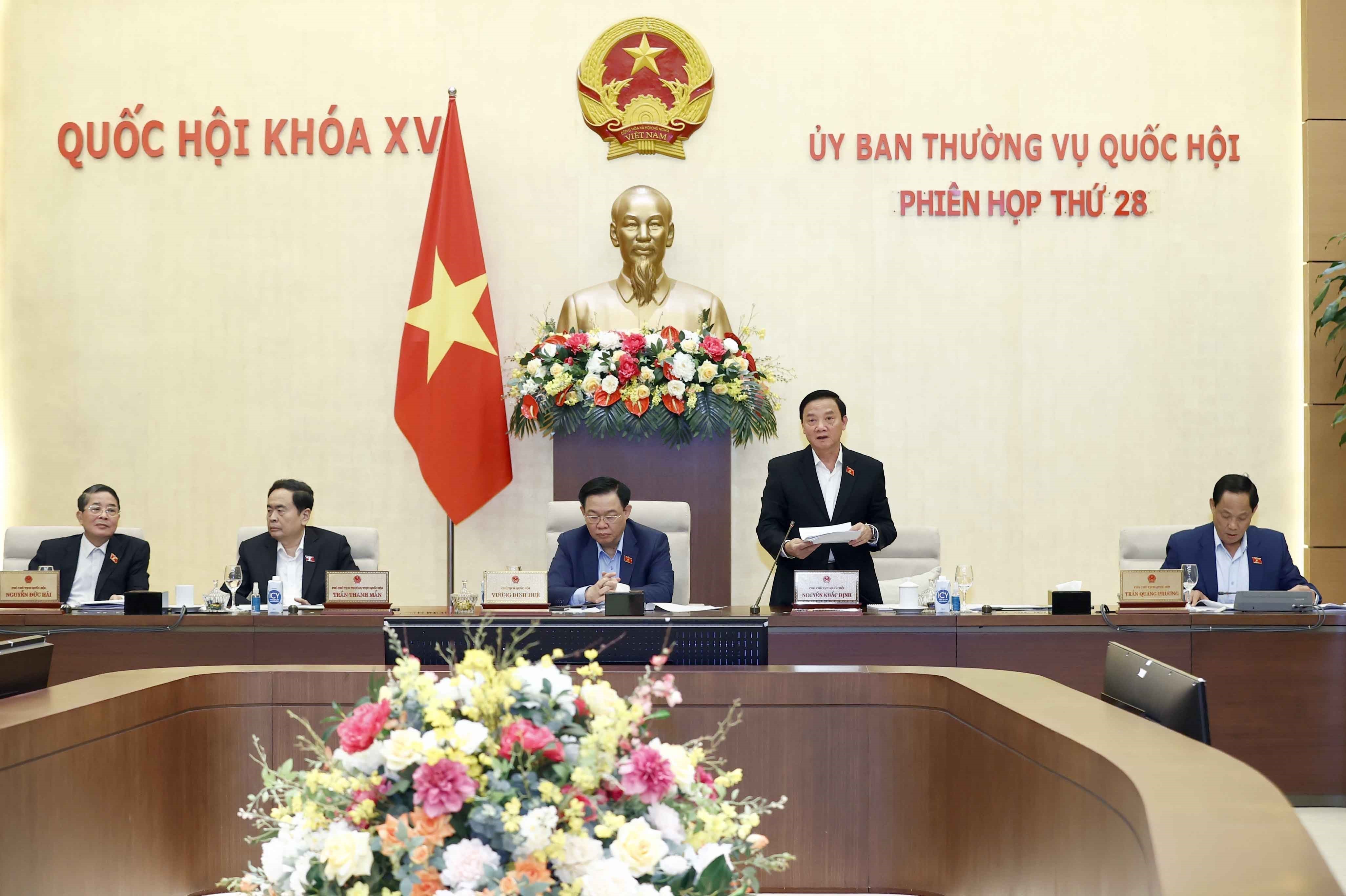 Phó Chủ tịch Quốc hội Nguyễn Khắc Định phát biểu tại phiên họp. Ảnh: DOÃN TẤN