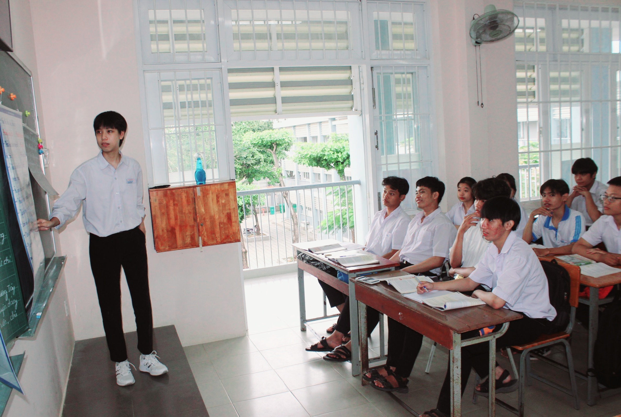 HS lớp 11 Trường THPT Hắc Dịch (TX. Phú Mỹ) trong một tiết học.