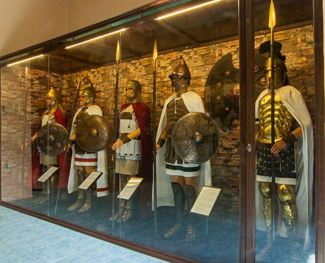 Các bộ trang phục quân đội nguyên bản đang được trưng bày tại Bảo tàng Vũ khí cổ Robert Taylor.